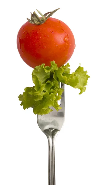 Tomate e salada verde no garfo isolado no fundo branco — Fotografia de Stock