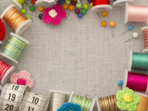 Grens gemaakt van spoelkokers en andere materialen naaien — Stockfoto