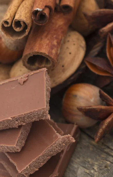 Schokolade mit Zutaten — Stockfoto