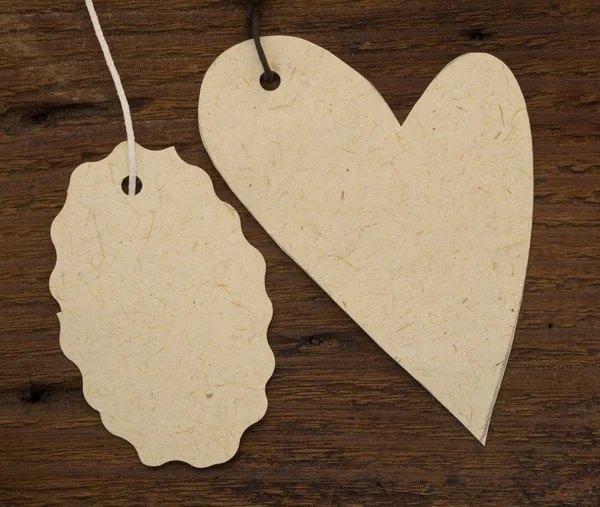 心脏标记上的木制背景 — 图库照片