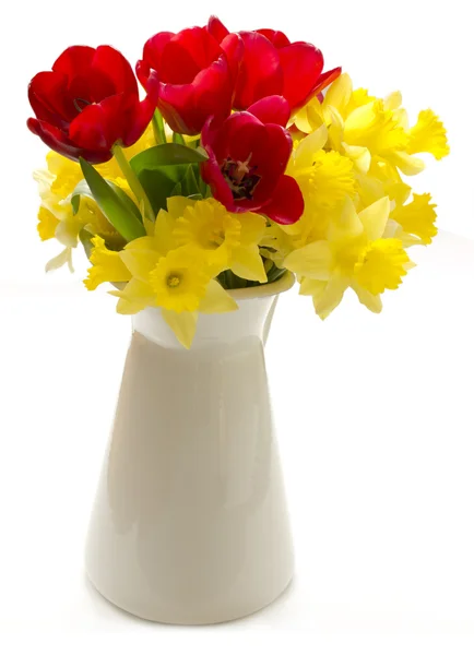 Piękne wiosenne kwiaty w wazonie, Narcyz i tulipany — Zdjęcie stockowe