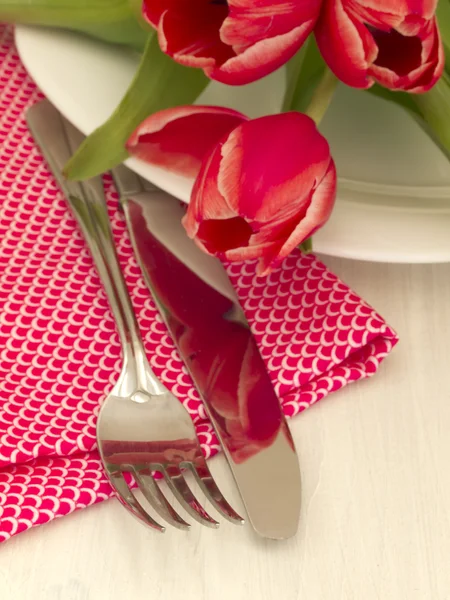 Tenedor y cuchillo con tulipanes — Foto de Stock