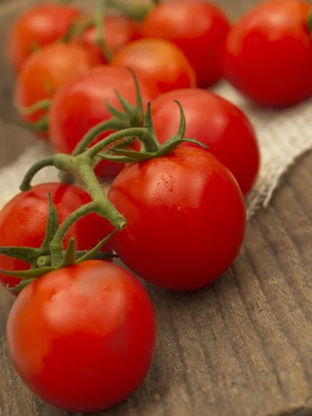 Cherry tomaat op houten tafel — Stockfoto