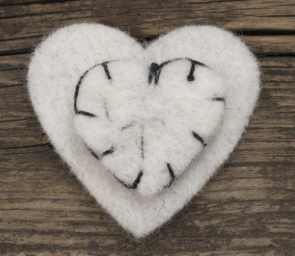 Coeur blanc sur le fond en bois — Photo