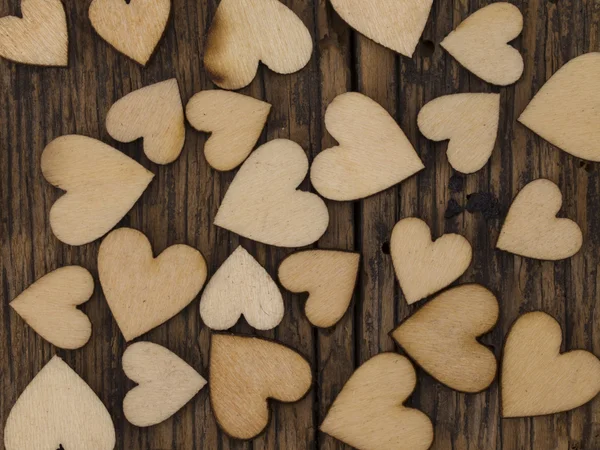 Corações no fundo de madeira — Fotografia de Stock