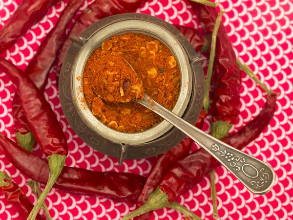 Sušené chilli papričky s spice prášek — Stock fotografie