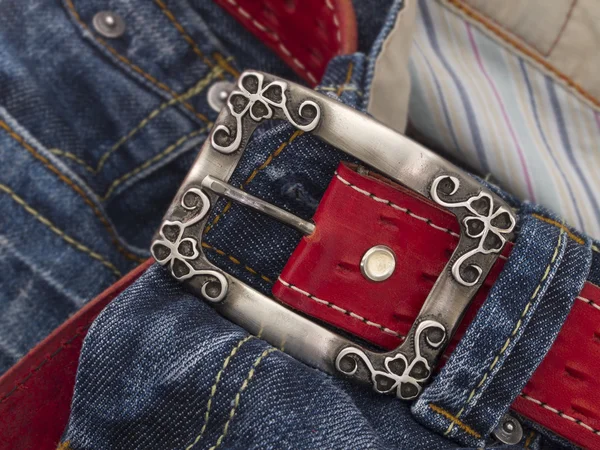 Vrouwelijke riem op de jeans — Stockfoto