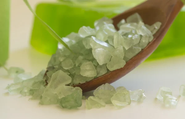Spoon with green bathing salt — Stock Photo, Image