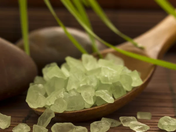 Łyżka z zielonym kąpieli soli — Zdjęcie stockowe