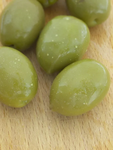 Čerstvé olivy na dřevěné desce — Stock fotografie