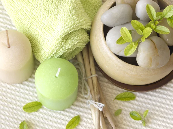 Concetto di spa, pietre, candele, asciugamani, rami, foglie — Foto Stock