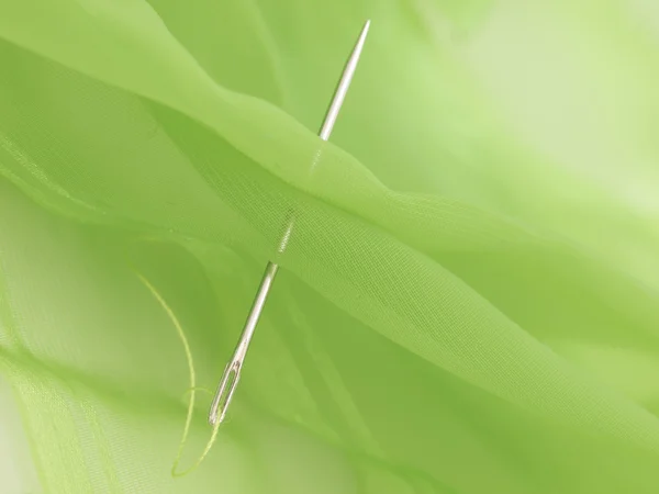 Yeşil Tekstilde iğne — Stok fotoğraf