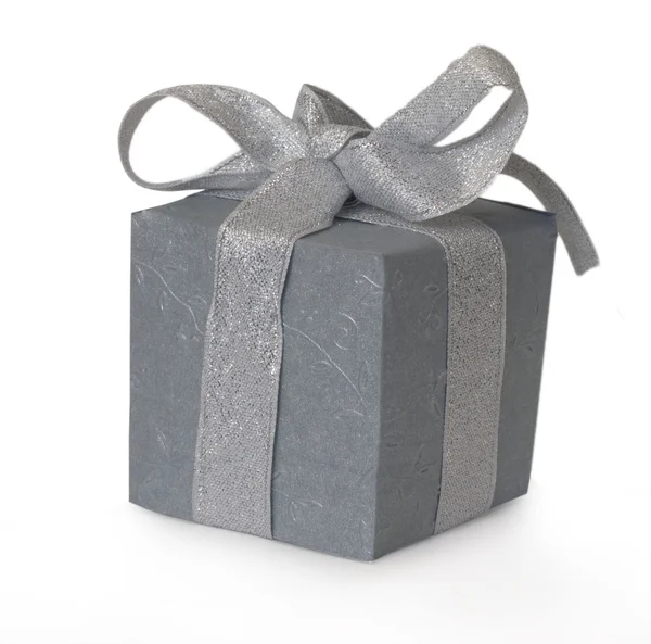 Scatola regalo grigia con fiocco in argento — Foto Stock