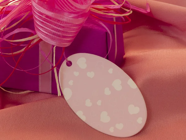 Gyönyörű ajándék címke a rózsaszín megállapodás — Stock Fotó