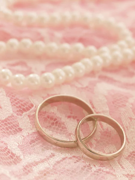 Обручальные кольца на розовом фоне — стоковое фото