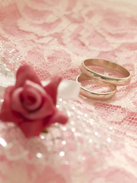 Anneaux de mariage sur le fond rose — Photo