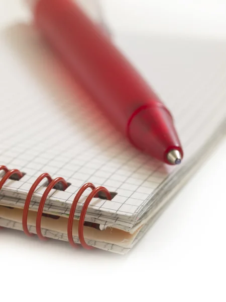 Czerwony ołówek na notebooka — Zdjęcie stockowe