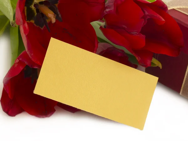 Lege gele opmerking met rode tulpen — Stockfoto
