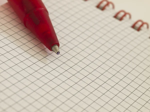 Lápis vermelho no caderno — Fotografia de Stock