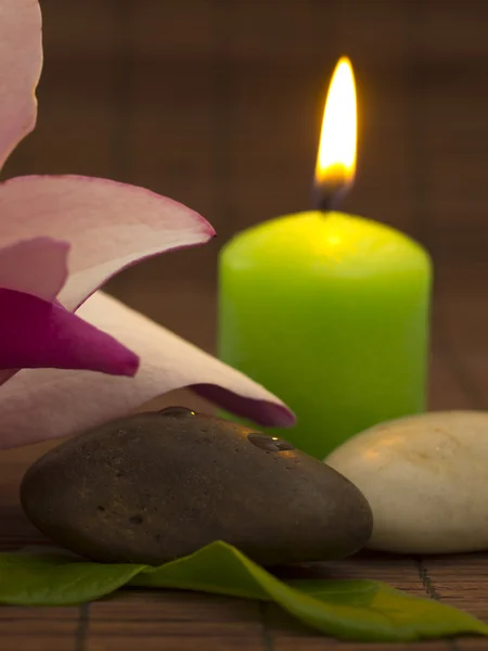 Stein mit Wassertropfen und brennender Kerze, Wellness-Konzept — Stockfoto