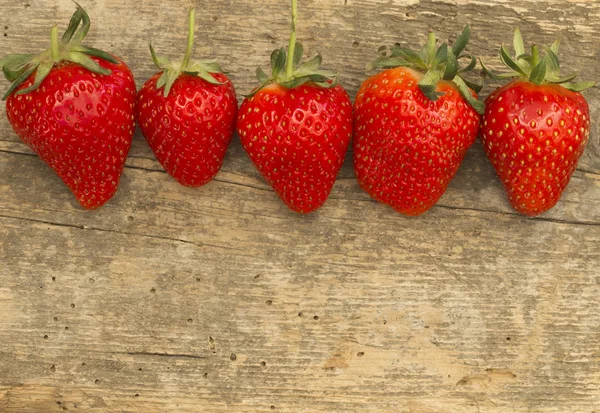 草莓在木制背景上的线 — 图库照片