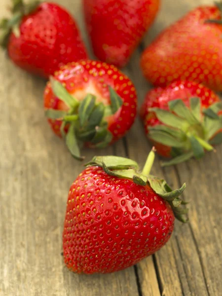 木制背景上的草莓 — 图库照片