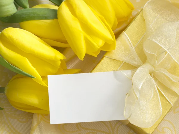 Prázdná Poznámka s žluté tulipány — Stock fotografie