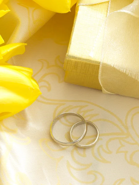 Wedding rings in the yellow arrangment — Stock Photo, Image