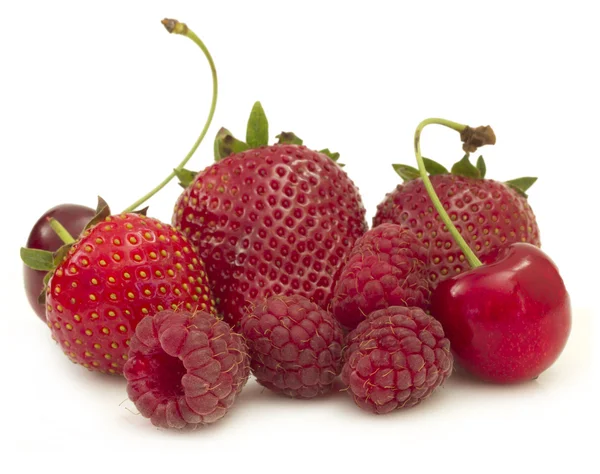 Keverék piros gyümölcsök, eper, málna és cseresznye — Stock Fotó
