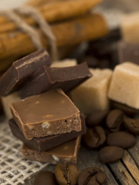 Barrette di cioccolato con cubetti di zucchero e chicchi di caffè — Foto Stock