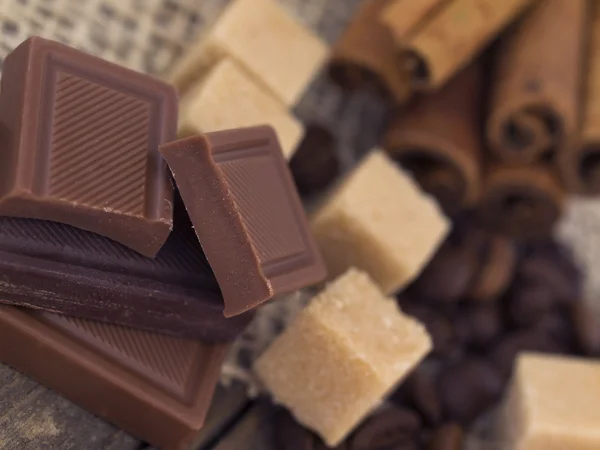 Čokoládové tyčinky s kostky cukru a kávová zrna — Stock fotografie