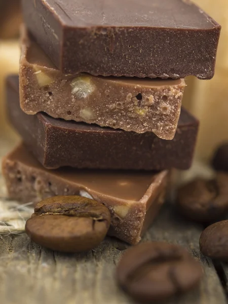 Chocoladerepen met suikerklontjes en koffie bonen — Stockfoto