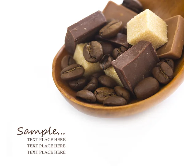 Barres chocolatées avec cubes de sucre et grains de café — Photo