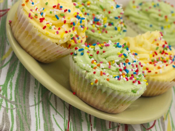 Żółty i zielony kubek ciasta — Zdjęcie stockowe