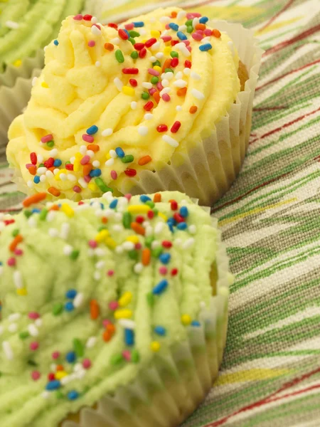 黄色と緑のカップ ケーキ — ストック写真