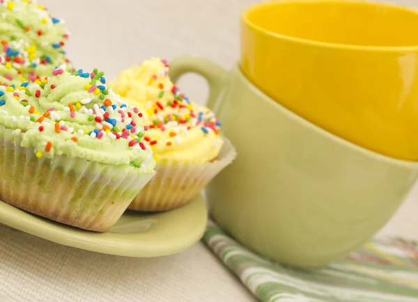 黄色和绿色的杯子蛋糕 — 图库照片