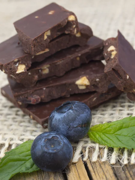 Barras de chocolate com mirtilos — Fotografia de Stock