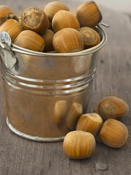 Орехи в металлической корзине — стоковое фото