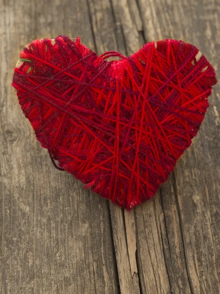 Coeur rouge sur le fond en bois — Photo