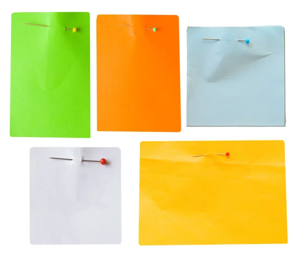 Notizen aus farbigem Papier mit Nadeln — Stockfoto