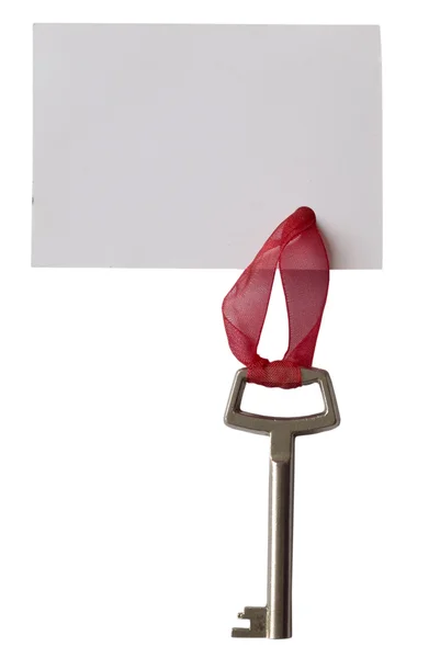 Klíč na červenou stuhou s dárky značky — Stock fotografie