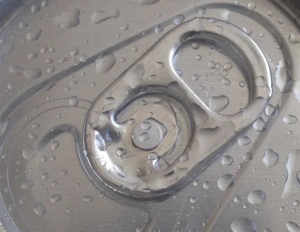 Topo de uma lata não aberta com gotas de água — Fotografia de Stock