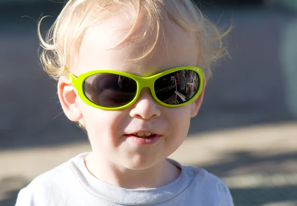 Μικρό αγόρι φορώντας γυαλιά ηλίου — Φωτογραφία Αρχείου