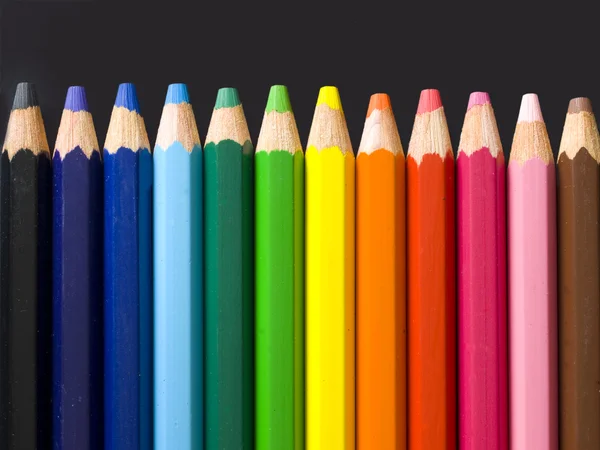 Σύνολο από πολύχρωμα μολύβια που απομονώνονται σε μαύρο υπόβαθρο — Φωτογραφία Αρχείου