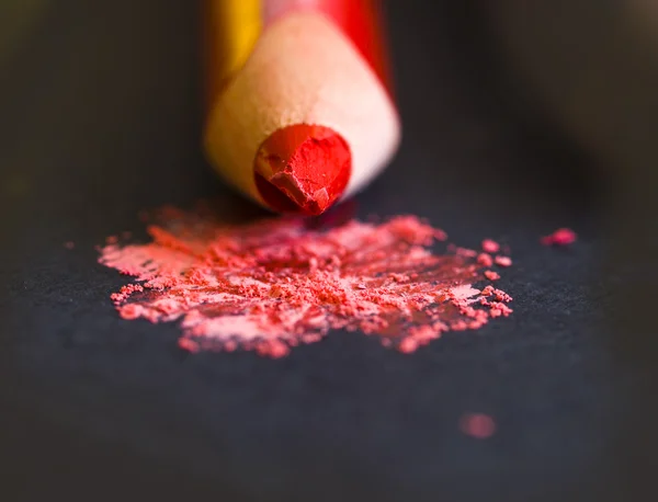 Kırmızı kalemle tıraş — Stok fotoğraf
