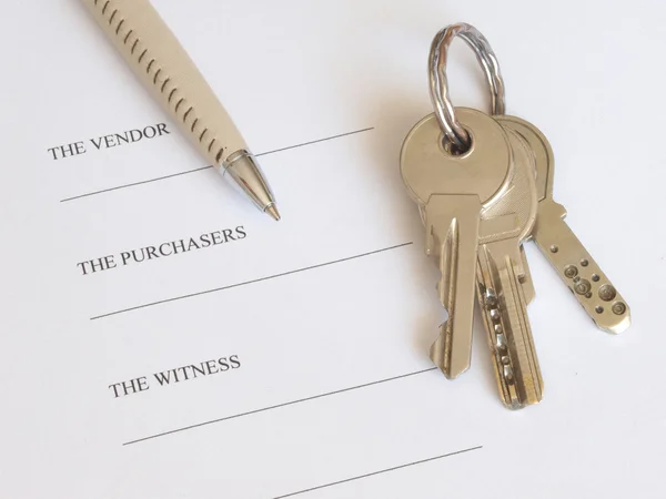 Contatto in vendita proprietà con chiavi in metallo — Foto Stock