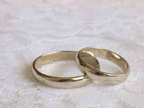 Bagues de mariage en or blanc — Photo