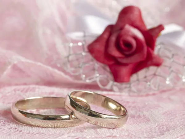 Zlaté svatební prsteny — Stock fotografie