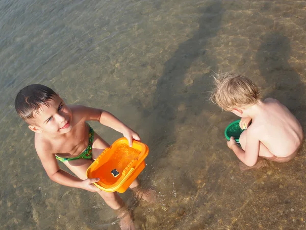 Suya oynayan çocuklar — Stok fotoğraf