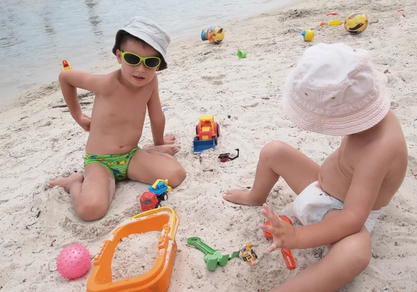 Kum plaj oynayan çocuklar — Stok fotoğraf